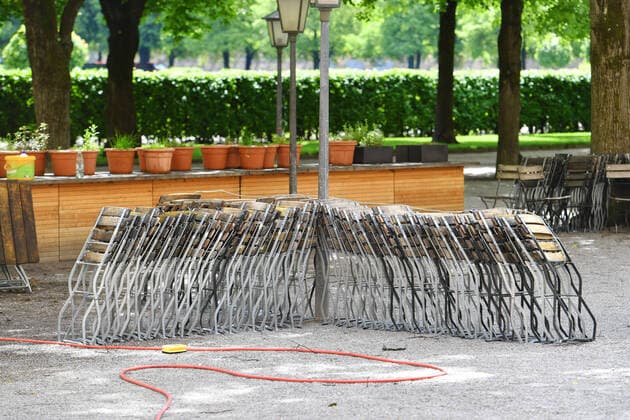 Themenbild: Coronavirus Pandemie Gastronomie in Bayern vor stufenweiser Oeffnung. Gestapelte Stuehle und Tische eines Biergartens im Hofgarten in Muenchen am 12.05.2020. Ab 18.Mai duerfen Biergaerten und Gastronomie im Freien wieder Gaeste empfangen.