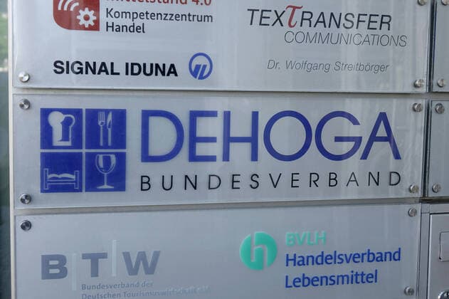 Schild vom Bundesverband Dehoga Schild vom Bundesverband Dehoga, 09.05.2020, Mitte, Am Weidendamm, Berlin, DEHOGA ist der Deutsche Hotel- und Gaststättenverband.