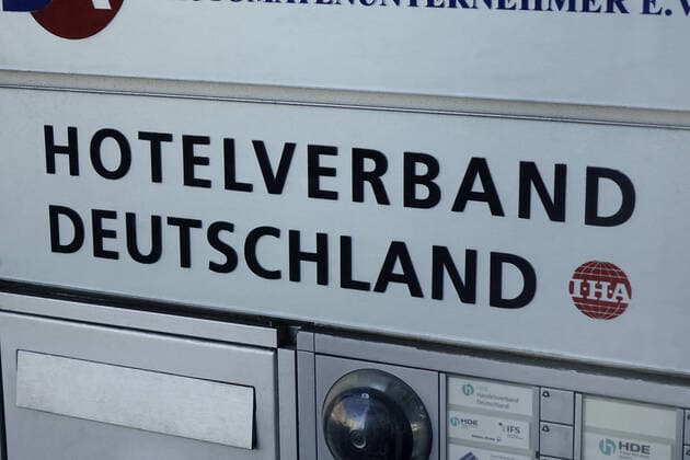 Schild vom Hotelverband Deutschland Schild vom Hotelverband Deutschland, 09.05.2020, Mitte, Am Weidendamm, Berlin, Der Hotelverband Deutschland ist der Branchenverband der Hotellerie in Deutschland.