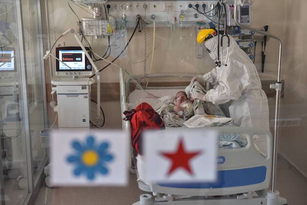(200512) -- ISTANBUL, May 12, 2020 -- A medical worker takes care of the 45-day-old baby at the Okmeydani Prof. Cemil Tascioglu Hospital in Istanbul, Turkey, on May 12, 2020. A 45-day-old baby was discharged from the intensive care unit (ICU) of a hospital in Turkey s biggest city Istanbul on Tuesday after nine days of treatment for COVID-19 infection. TURKEY-ISTANBUL-BABY-COVID-19-RECOVERY XuxSuhui 