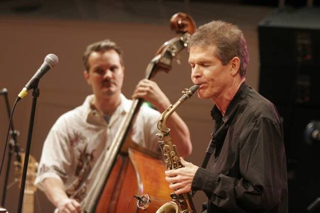 David Sanborn, Saxophonist 48 Konzert: David Sanborn, Saxofonist, im Berliner Kammermusiksaal der Philharmonie, hinten: Bassist Mike Pope, Saxophonist, Jazz, Pop, Musik, Berlin Deutschland, Germany *** David Sanborn, saxophonist 48 Concert David Sanborn, saxophonist, in the Berlin Chamber Music Hall of the Philharmonie, in the back bassist Mike Pope, saxophonist, jazz, pop, music, Berlin Germany, Germany Copyright: xPOP-EYE Bilanx 00082890_00082890