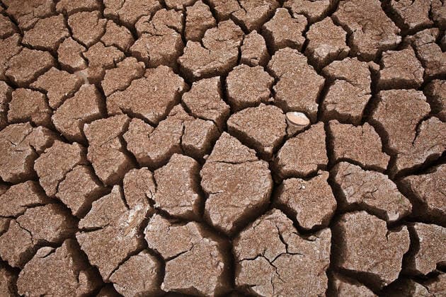 Bilder des Jahres 2020, News 05 Mai May 12, 2020, Neijiang, Sichuan, China: The farmers are pump irrigating the cracked field from river to fight drought in Neijiang,Sichuan,China on 12th May, 2020 Neijiang China - ZUMAt151 20200512_zia_t151_002 Copyright: xTpgx
