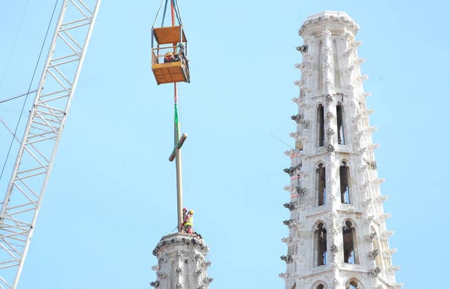Bilder des Jahres 2020, News 05 Mai News Bilder des Tages Zagreb: Setting crosses on the Zagreb cathedral 13.05.2020., Zagreb - Zagreb: Setting crosses on the Zagreb cathedral, which was damaged in a recent earthquake, when the cross fell from the top SanjinxStrukic PIXSELL