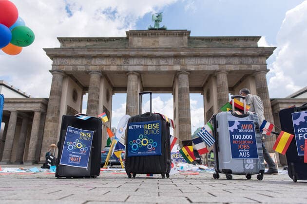Bilder des Jahres 2020, News 05 Mai Berlin, Protest der Reiseindustrie vor dem Brandenburger Tor Deutschland, Berlin - 13.05.2020: Im Bild sind Impressionen von der Großdemo zu sehen. Berlin Berlin Deutschland *** Berlin, protest of the travel industry in front of the Brandenburg Gate Germany, Berlin 13 05 2020 In the picture you can see impressions of the big demonstration Berlin Berlin Germany