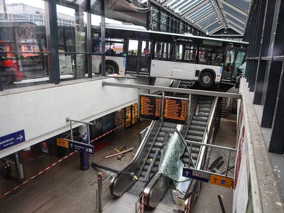 Bilder des Jahres 2020, News 05 Mai News Bilder des Tages Linienbus rast durch Bahnhofsgebäude - Großeinsatz der Feuerwehr 13.05.20 - Hamburg: Gegen 13:59 Uhr raste ein Linienbus in Hamburg-Bergedorf aus bislang ungeklärter Ursache am Busbahnhof Bergedorf durch das Bahnhofsgebäude und kam über der Rolltreppe zum stehen. Die Feuerwehr sichert derzeit den Gelenkbus und bereitet die Bergung vor. Die S-Bahnen passieren den Bahnhof derzeit ohne Halt in Bergedorf. Hamburg Bergedorf Deutschland *** Urban bus races through station building Large-scale deployment of the fire brigade 13 05 20 Hamburg At around 1.59 p.m. a bus in Hamburg Bergedorf for reasons as yet unknown raced through the station building at Bergedorf bus station and came to a halt over the escalator The fire brigade is currently securing the articulated bus and preparing the rescue The S-Bahn trains are currently passing the stat Copyright: xLucaxFieldx