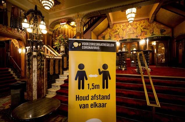 2020-05-13 15:38:20 AMSTERDAM - Looproutes in Pathe bioscoop Tuschinski. Bioscopen bereiden zich voor op de geleidelijke opening op 1 juni, met de onderlinge 1,5 meter afstand die nodig is vanwege het coronavirus. ANP KOEN VAN WEEL  Copyright: xANPx x410511447x