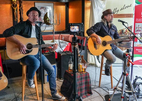 Entertainment Bilder des Tages Mörfelden-Walldorf 13.05.2020: Livestream-Konzert mit Molly Alone Molly Alone spielten ihr Livestream-Konzert im Ristorante Ciao in Walldorf