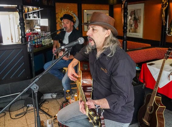 Mörfelden-Walldorf 13.05.2020: Livestream-Konzert mit Molly Alone Molly Alone spielten ihr Livestream-Konzert im Ristorante Ciao in Walldorf