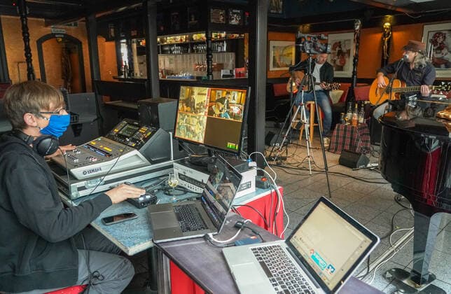 Entertainment Bilder des Tages Mörfelden-Walldorf 13.05.2020: Livestream-Konzert mit Molly Alone Molly Alone spielten ihr Livestream-Konzert im Ristorante Ciao in Walldorf, Rene Papp sitzt an der Technik