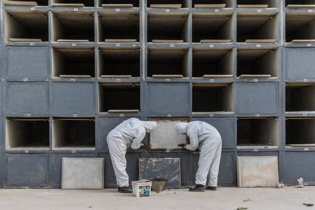 Bilder des Jahres 2020, News 05 Mai News Bilder des Tages May 13, 2020, Rio de Janeiro, Brazil: The country recorded a new record on the new coronavirus, there were 881 new deaths by covid-19 in a single day this week. Increase in the movement of burials at the Sao Francisco Xavier Cemetery, in the Caju neighborhood. Rio de Janeiro Brazil - ZUMATHS: 20200513_mda_l255_356 Copyright: xEllanxLustosax