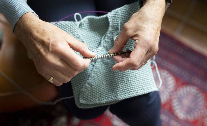 IMAGO Creative: Digitale Welt, Verzicht auf Technologie Haende mit Stricknadeln Radevormwald Deutschland *** Hands with knitting needles Radevormwald Germany Copyright: xUtexGrabowsky photothek.netx