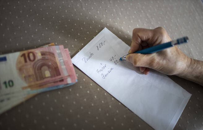IMAGO Creative: Gesellschaft, Armut Aufstellung ueber Ausgaben einer Rentnerin. Radevormwald Deutschland *** List of expenses of a pensioner Radevormwald Germany Copyright: xUtexGrabowsky photothek.netx