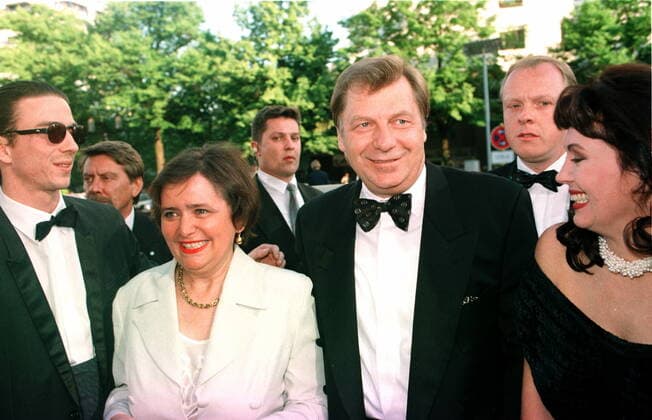 1 Verleihung Deutscher Filmpreis (Bundesfilmpreis) Ankunft: Eberhard Diepgen & Ehefrau; CDU-Politiker, Berliner Senat, Regierender Bürgermeister von Berlin, *** 1 Presentation German Film Prize Federal Film Prize Arrival Eberhard Diepgen Wife CDU Politician, Berlin Senate, Governing Mayor of Berlin, Copyright: xBriganixArt HEINRICHx 00000906_00000906
