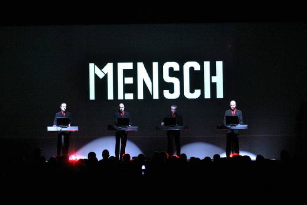 48 Konzert: Kraftwerk im Berliner Tempodrom, Ralf Hütter, Florian Schneider, Fritz Hilpert und Henning Schmitz, Electronic, Kraut Rock, Club Dance, Proto-Punk, Experimental Rock, Pop, Huetter, Videoprojektion, Videoleinwand, Maschinenmusik, Keyboard, Synthesizer, Elektropop, Publikum, Schatten, elektronische Musik, quer, totale, Berlin Deutschland, Germany *** 48 Concert Kraftwerk at Berlin Tempodrom, Ralf Hütter, Florian Schneider, Fritz Hilpert and Henning Schmitz, Electronic, Kraut Rock, Club Dance, Proto Punk, Experimental Rock, Pop, Huetter, video projection, video screen, machine music, keyboard, synthesizer, electro pop, audience, shadow, electronic music, t.s., total, Berlin Germany, Germany Copyright: xPOP-EYE Bilanx 00056373_00056373