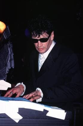 21 Konzert 98: Hermann Brood im Quasimodo, Rock, Blues, Keyboards, key, Holländer, Mikro, Mikrophon, Rüschenhemd, Sonnenbrille, Deutschland, Germany *** 21 Concert 98 Hermann Brood at Quasimodo, Rock, Blues, Keyboards, key, Dutchman, Microphone, Microphone, frilly shirt, sunglasses, Germany, Germany Copyright: xBriganixArt Pohlmannx 00016887_00016887
