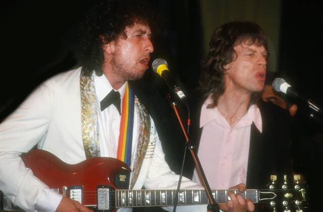 Bob Dylan and Mick Jagger 1988 Rock n Roll Hall of Fame. Photo By John Barrett PHOTOlink Everett Collection (Bob Dylan and Mick Jagger8669) For usage credit please use; PUBLICATIONXNOTxINxCANxCHNxFRAxITAxJPNxNORxPOLxRUSxESPxUKxUSA Copyright: xPHOTOlink CourtesyxEverettxCollectionx ASCA003 F4528