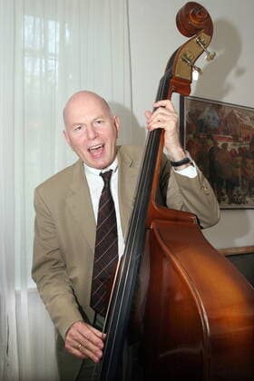 48 Konzert: Christoph Stoelzl in seiner Berliner Villa, Zehlendorf, Hausmusikkonzert, Kontrabassist & ehemaliger Berliner Kultursenator, CDU, Jazz, Klassik, Pop, Musik, Berlin Deutschland, Germany *** 48 Concert Christoph Stoelzl in his Berlin villa, Zehlendorf, house music concert, double bassist former Berlin Senator for Culture, CDU, jazz, classical music, pop, music, Berlin Germany, Germany Copyright: xPOP-EYE Bilanx 00068721_00068721