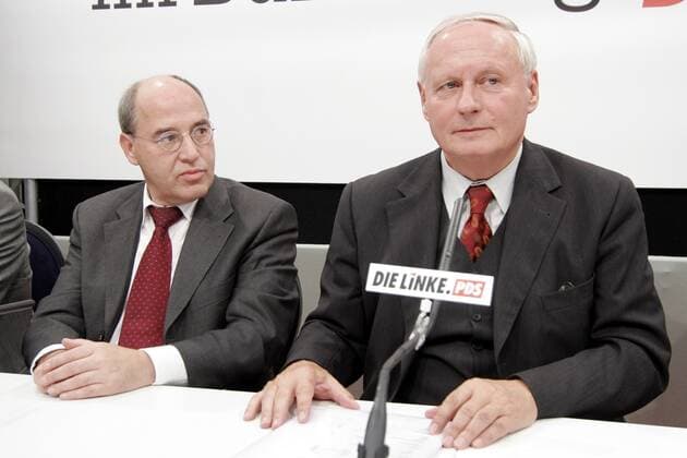 48 PK: v.l.: Gregor Gysi & Oskar Lafontaine auf dem Berliner Schlossplatz, vor dem Palast der Republik, Spitzenkandidat, Spitzenkandidaten der Linkspartei, WASG, PDS, Die Linke, Portrait, Portraet, Berlin Deutschland, Germany *** 48 PK v l Gregor Gysi Oskar Lafontaine at the Berlin Schlossplatz, in front of the Palace of the Republic, top candidate, top candidate of the Left Party, WASG, PDS, Die Linke, Portrait, Portrait, Berlin Germany, Germany Copyright: xPOP-EYE Bilanx 00081944_00081944
