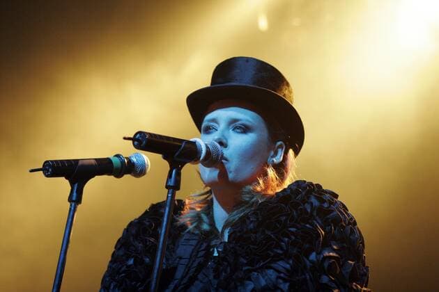 48 Konzert: Roisin Murphy, Saengerin, in der Berliner Kulturbrauerei, im Kesselhaus, Sängerin, hier solo, sonst Mitglied der Band Moloko, Pop, Musik, Frack, Zylinder, Smoking, Berlin Deutschland, Germany *** 48 Concert Roisin Murphy, singer, in the Berlin Kulturbrauerei, in the Kesselhaus, singer, here solo, otherwise member of the band Moloko, pop, music, tailcoat, top hat, tuxedo, Berlin Germany, Germany Copyright: xPOP-EYE Bilanx 00085216_00085216