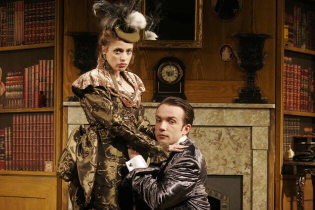 48 Theater: Ernst und seine tiefere Bedeutung in der Berliner Komoedie am Kurfürstendamm, v.l: Schauspielerin Anna Thalbach als Gwendolen Fairfax und Schauspieler Lucas Gregorowicz als John Worthing, Komödie von Oscar Wilde, Kudamm, Berlin Deutschland, Germany *** 48 Theater Ernst and its deeper meaning in the Berlin Komoedie am Kurfürstendamm, v l Actress Anna Thalbach as Gwendolen Fairfax and actor Lucas Gregorowicz as John Worthing, comedy by Oscar Wilde, Kudamm, Berlin Germany, Germany Copyright: xPOP-EYE Bilanx 00088960_00088960