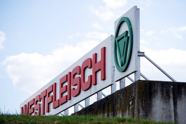 Lübbecke, Deutschland 14.05.2020: Feature Unternehmen Westfleisch Werk in Lübbecke. In Coesfeld gab es beim Fleischbetrieb Coronafälle Coronainfizierte. In anderen Fleischfabriken soll es nur negativ getestete Personen geben. , Lübbecke Deutschland