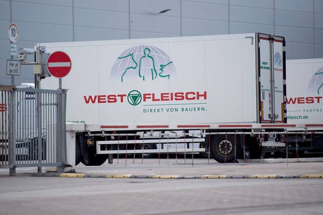 Lübbecke, Deutschland 14.05.2020: Feature Unternehmen Westfleisch Werk in Lübbecke. In Coesfeld gab es beim Fleischbetrieb Coronafälle Coronainfizierte. In anderen Fleischfabriken soll es nur negativ getestete Personen geben. , Lübbecke Deutschland