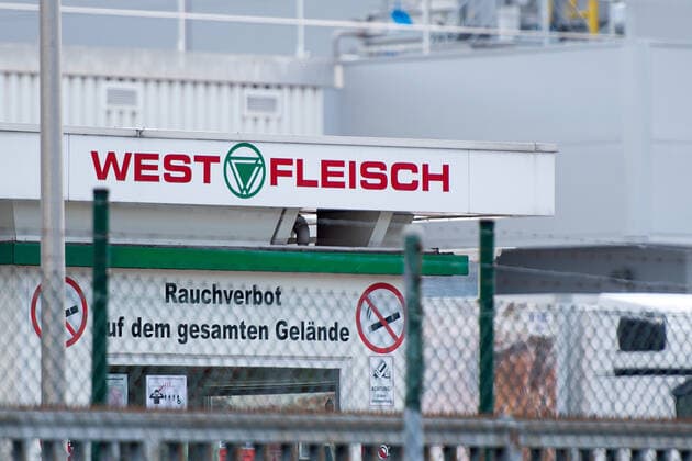 Lübbecke, Deutschland 14.05.2020: Feature Unternehmen Westfleisch Werk in Lübbecke. In Coesfeld gab es beim Fleischbetrieb Coronafälle Coronainfizierte. In anderen Fleischfabriken soll es nur negativ getestete Personen geben. , Lübbecke Deutschland