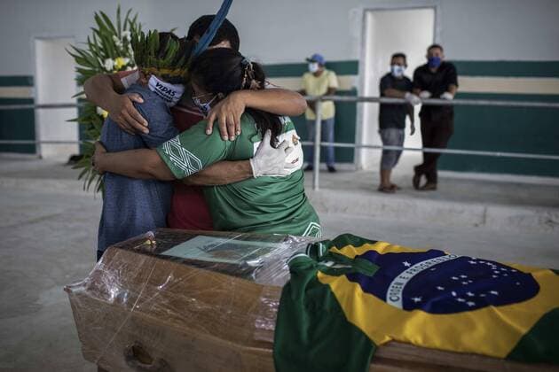 Indigenous people attend the funeral of the cacique Messias Kokama, 53, a victim of covid-19, at the Parque de las Tribos in the city of Manaos, Amazonas state, Brazil, 14 May 2020. The cacique Messias Kokama, considered the main indigenous leader of the city of Manaos, capital of the Brazilian state of Amazonas, died a victim of the SARS-CoV-2 coronavirus and his community fired him this Thursday without being able to pay him all the tributes with their traditional rituals. One of the main indigenous leaders of the Amazon dies by coronavirus !ACHTUNG: NUR REDAKTIONELLE NUTZUNG!  Copyright: xRAPHAELxALVESx AME9946 20200514-637250949968565150
