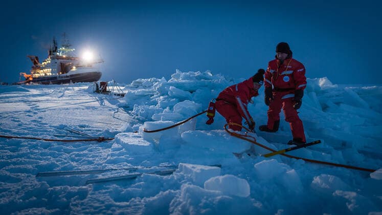 October 16, 2019, Arctic Sea, Arctic: A ridge formed between the Polarstern and the ROV Site and buried parts of the power cable. In the evening we recovered the cable between the ice blocks of the ridge and with some intuition, we pulled back the cable out of the newly formed ridge. MOSAiC is the largest polar expedition in history: in September 2019, the German research icebreaker Polarstern has set sail from Tromso, Norway, to spend a year drifting through the Arctic Ocean, trapped in ice. The goal of the MOSAiC expedition is to take the closest look ever at the Arctic as the epicenter of global warming and to gain fundamental insights that are key to better understand global climate change. Hundreds of researchers from 20 countries are involved in this exceptional endeavor. Following in the footsteps of Fridtjof Nansen s ground-breaki - ZUMAz03_ 20191011_rep_z03_121 Copyright: xStefanxHendricksx