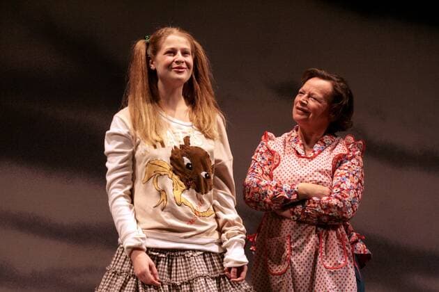 8 Theater: Hanna Eichel (Aljonuschka), Ursula Werner (Amme), Die Feuerrote Blume, ein russisches Weihnachtsmärchen im Maxim Gorki Theater, Berlin, Berlin Berlin Deutschland, Germany *** 8 Theater Hanna Eichel Alyonushka , Ursula Werner Amme , The Fire Red Flower, a Russian Christmas fairy tale in the Maxim Gorki Theater, Berlin, Berlin Berlin Germany, Germany Copyright: xBriganiArt Bartillx 00112666_00112666