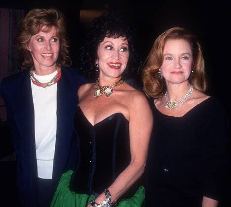 Stephanie Powers, Chita Rivera, Swoozie Kurtz, 1990, Photo By Michael Ferguson PHOTOlink Courtesy Everett Collection (SPowersCRiveraSKurtz4194) For usage credit please use; Courtesy Everett Collection PUBLICATIONXNOTxINxCANxCHNxFRAxITAxJPNxNORxPOLxRUSxESPxUKxUSA Copyright: xPHOTOlink CourtesyxEverettxCollectionx ASCA029 F4517