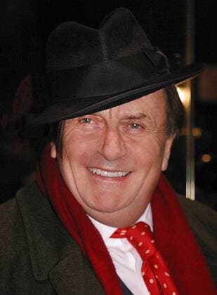 Barry Humphries, (Dame Edna),2002, Photo By John Barrett PHOTOlink Courtesy Everett Collection (Barry Humphries5064) For usage credit please use; Courtesy Everett Collection PUBLICATIONXNOTxINxCANxCHNxFRAxITAxJPNxNORxPOLxRUSxESPxUKxUSA Copyright: xPHOTOlink CourtesyxEverettxCollectionx ASCA030 F4863