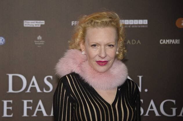 93 Sunnyi Melles (Ottilie Schadt), , Das Adlon. Eine Familiensaga , Roter Teppich zur Filmpremiere im CineStar im SONY Center, Berlin, Berlin Deutschland Germany *** 93 Sunnyi Melles Ottilie Schadt , , Das Adlon Eine Familiensaga , Red Carpet for the film premiere at the CineStar in the SONY Center, Berlin, Berlin Germany Copyright: xPOP-EYE ChristianxBehringx 00288901_00288901