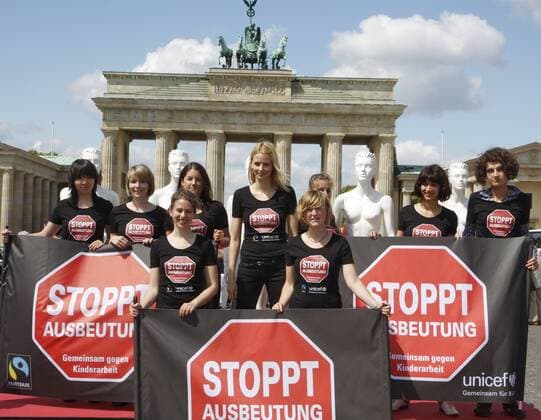 8 Pk: Eva Padberg bei Aktion der Unicef gegen Kinderarbeit vor dem Brandenburger Tor, Berliner, Sonne, Blauer Himmel, Stadtansicht, Stadtansichten, Sehenswürdigkeit, Sehenswürdigkeiten, Stadt Berlin, Symbol, Symbolbild, Aussenansicht, Touristen, Wetter, Berlin D DEU *** 8 Pk Eva Padberg at Unicef action against child labour in front of the Brandenburg Gate, Berlin, Berlin, sun, blue sky, city view, city views, sight, sights, sightseeing, city of Berlin, symbol, symbol image, outside view, tourists, weather, Berlin D DEU Copyright: xBriganiArt Bartillx 00192344_00192344