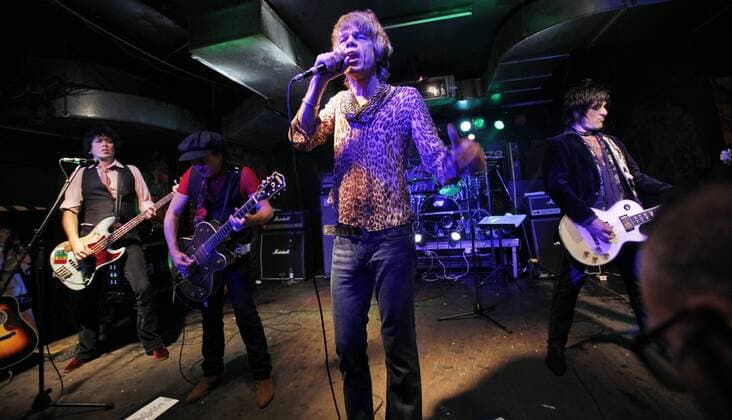 8 Konzert: New York Dolls, li. Sylvain Sylvain (Gitarre), mitte Saenger David Johansen, im Berliner Sage Club, Glamrock, Protopunk, Musik, Berlin Deutschland, Germany Copyright: xBriganiArt Bartillx 00194898_00194898