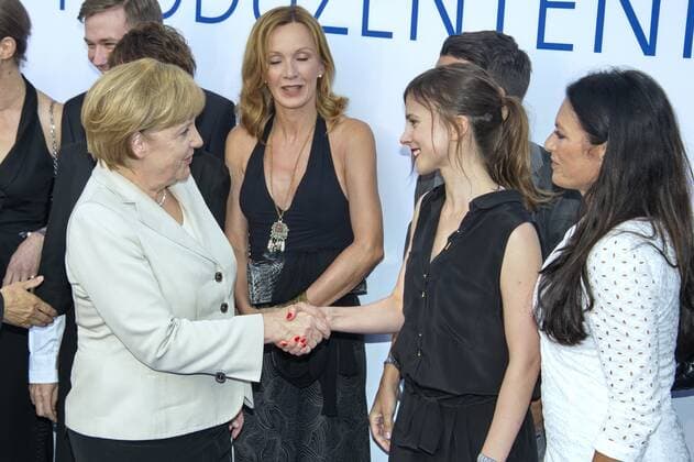 93 Bundeskanzlerin Angela Merkel, Aylin Tezel, Katja Flint, Christine Neubauer, Produzentenfest (Sommerfest der Produzentenallianz) in der Auster (Haus der Kulturen der Welt), in Berlin, Germany, am 13.06.2013, Berlin Deutschland Germany *** 93 German Chancellor Angela Merkel, Aylin Tezel, Katja Flint, Christine Neubauer, Producers Party Summer Party of the Producers Alliance at the Oyster House of World Cultures, in Berlin, Germany, on 13 06 2013, Berlin Germany Copyright: xPOP-EYE ChristianxBehringx 00300217_00300217