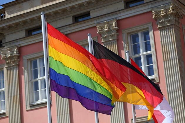 News Bilder des Tages Eine Regenbogenfahne sowie die Fahnen von Deutschland und Brandenburg wehen im Innenhof des Brandenburger Landtags anlässlich des Internationalen Tags gegen Homo-, Bi- und Transphobie, Potsdam, 15. Mai 2020. Regenbogenfahne weht am Brandenburger Landtag