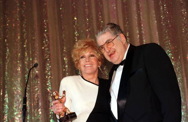 1 Filmfest 97: Kim Novak, Schauspielerin, Verleihung des Goldenen Berlinale Bären für ihr Lebenswerk, Moritz de Hadeln, Festspielleiter, ¡Vertigoo Film, Hollywood, Berlinale 1997, *** 1 Filmfest 97 Kim Novak, actress, awarded the Golden Berlinale Bear for her lifes work, Moritz de Hadeln, Festival Director, ¡Vertigoo Film, Hollywood, Berlinale 1997, Copyright: xHeinrichx BriganiArt_00007294_00007294