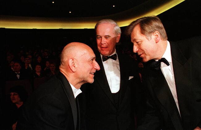 1 Berlinale 98: Ben Kingsley und Manfred Kanther (Innenminister) und Eberhard Diepgen (Bürgermeister von Berlin), Jury, Jurypräsident, Schauspieler, Film, TV, Filmfest, Berliner Filmfestspiele, *** 1 Berlinale 98 Ben Kingsley and Manfred Kanther Minister of the Interior and Eberhard Diepgen Mayor of Berlin, Jury, Jury President, Actors, Film, TV, Filmfest, Berlin Film Festival Copyright: xHeinrichx BriganiArt_00012151_00012151