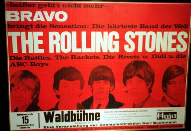 1 Geschenkübergabe 98: das PLAKAT; Die Rolling Stones bekamen von Peter Schwenkow je ein Plakat vom Waldbühnenkonzert 1965 geschenkt. Copyright: xBRIGANI-ART HEINRICHx BriganiArt_00015497_00015497