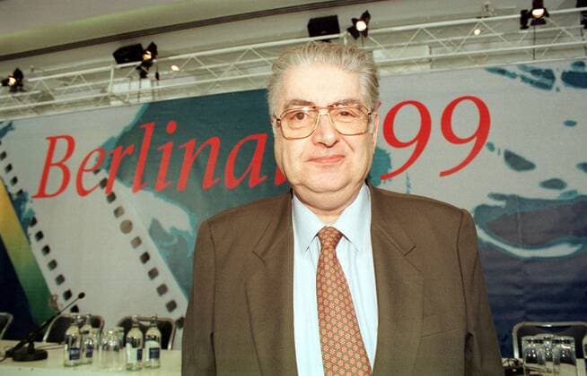 01 Berlinale 99: Moritz de Hadeln (Festivalleiter), Pressekonferenz, Wettbewerbsfilm Aimee und Jaguar , rote Kravatte, Brille, graue Haare, Filmfestival, Filmfest, *** 01 Berlinale 99 Moritz de Hadeln Festival Director , press conference, competition film Aimee and Jaguar , red tie, glasses, grey hair, film festival, film festival, Copyright: xBRIGANI-ART HEINRICHx BriganiArt_00017672_00017672