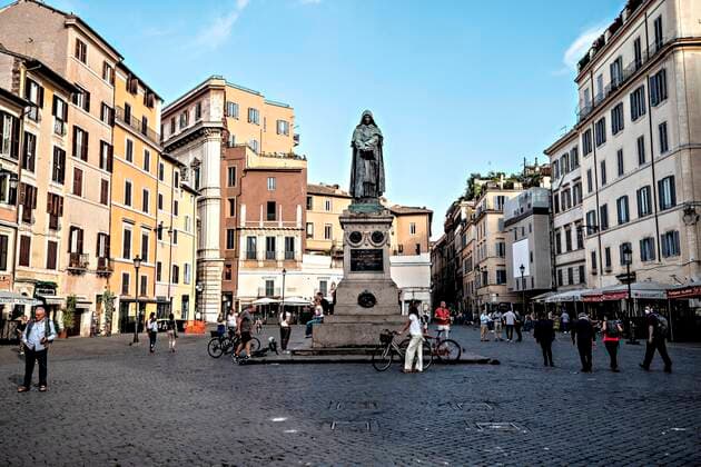 Rome. Phase 2 The first weekend after the easing of restrictions. Piazza Campo de Fiori . FrancescoxFotia 1007_02_FOT100520-18
