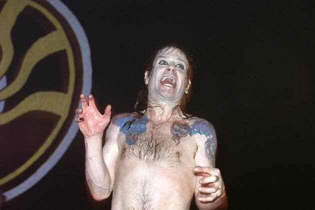 1 Konzert 92: Ozzy Osbourne in dem Berliner Veranstaltungsort Neue Welt , Hard Rock, Heavy Metal, Bühne, Musik, nackter Oberkörper, Haare auf der Brust, Brustwarzen, Tattoo, Tätowierung, Copyright: xBRIGANI-ART HEINRICHx BriganiArt_00018873_00018873