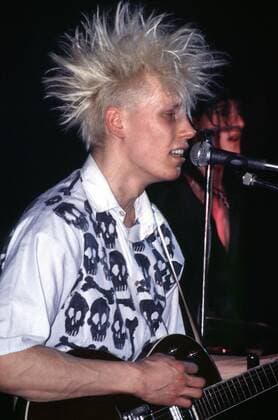 1 Konzert: Die Aerzte, Aufnahmedatum vor 1988, Sänger Farin Urlaub mit Irokesenfrisur, Punk, Punkrock, Spaßpunk, deutscher Punker, Punkfrisur, Totenkopfhemd, Punkband, Rock, Musik, Berlin Deutschland, Germany *** 1 concert Die Ärzte, recorded before 1988, singer Farin Urlaub with mohawk hairstyle, punk, punk rock, fun punk, German punk, punk hairstyle, skull shirt, punk band, rock, music, Berlin Germany, Germany Copyright: xBRIGANI-ART HEINRICHx BriganiArt_00021909_00021909