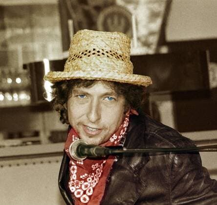 1 Portrait 87: Bob Dylan mit Strohhut & Halstuch, lächelt, Pressekonferenz, Songwriter, Liedermacher, Musik, PK, Rock, Pop, Sänger, Countryrock, Folkrock, Folksinger, Rockstar, Star, , - - coloriertes SW-Foto, Hamburg Deutschland, Germany *** 1 Portrait 87 Bob Dylan with straw hat bandana, smiling, press conference, songwriter, songwriter, music, PK, rock, pop, singer, country rock, folk rock, folksinger, rock star, star, , colored SW photo, Hamburg Germany, Germany Copyright: xBRIGANI-ART HEINRICHx BriganiArt_00032553_00032553