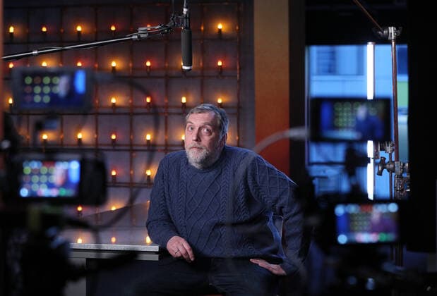 Moskau, Nikita Wyssozki wÃ¤hrend Dreharbeiten fÃ¼r Geschichtsunterrichts-Stream MOSCOW, RUSSIA - MAY 15, 2020: Film producer and director Nikita Vysotsky filming an online History lesson discussing what happened in Senate Square for the Okko Russian video-on-demand provider. Gavriil Grigorov TASS  TS0D95C3