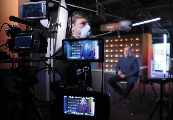 Moskau, Nikita Wyssozki wÃ¤hrend Dreharbeiten fÃ¼r Geschichtsunterrichts-Stream MOSCOW, RUSSIA - MAY 15, 2020: Film producer and director Nikita Vysotsky (R) filming an online History lesson about what happened in Senate Square for the Okko Russian video-on-demand provider. Gavriil Grigorov TASS  TS0D95CD