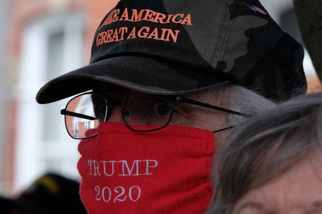 Coronavirus in den USA, Demonstration gegen Coronaschutzmaßnahmen in Milford, Pennsylvania May 15, 2020, Milford, Pennsylvania, United States: A man wearing a Make America Great Again hat and Trump 2020 face mask during the demonstration..Pike County Pennsylvania and Milford, Pennsylvania area residents protest against Governor Wolf and the ongoing business closures. Milford United States - ZUMAs197 20200515_zaa_s197_134 Copyright: xPrestonxEhrlerx