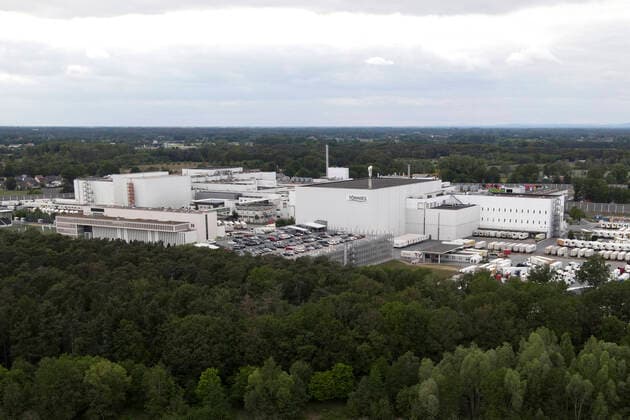 Fleischwerk Tönnies Wirtschaft: Luftaufnahme mit einer Drohne vom Außengelände der Tönnies Lebensmittel GmbH & Co. KG in Rheda-Wiedenbrück (Nordrhein-Westfalen). Links die Tönnies-Arena, rechts liefern LKW-Fahrer die Schlachttiere an. Rheda-Wiedenbrück Nordrhein-Westfalen Deutschland Copyright: xInderlied Kirchner-Mediax