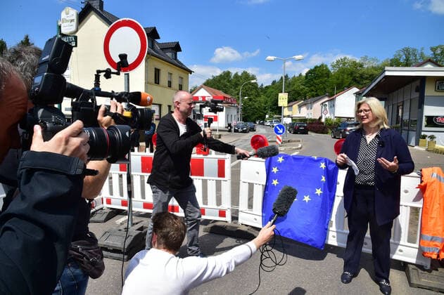 Bilder des Jahres 2020, News 05 Mai Die Deutsch-Französische Grenze ist in Saarbrücken-gersweiler wieder frei seit 13 Uhr am Fraiteg (15.5.2020). Saarlands Wirtschaftsministerin Anke Rehlinger und Mitarbeiter des Landesbetriebs für Straßenbau entfernten die Absperrungen unter Beifall und Hopkonzert von Anwohnern und Passanten. *** The German-French border in Saarbrücken gersweiler is free again since 1 p.m. at Fraiteg 15 5 2020 Saarlands Minister of Economic Affairs Anke Rehlinger and employees of the State Office for Road Construction removed the barriers to applause and a hop concert by residents and passers-by bub